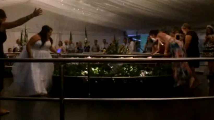 VIDEO. Moment amuzant la o nuntă din Marea Britanie. Ce a făcut o invitată pentru a prinde buchetul miresei