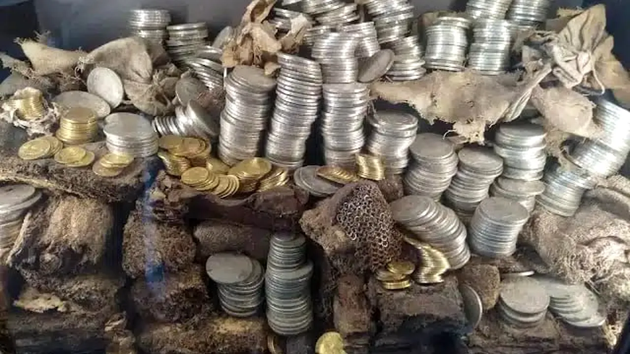 Dublă lovitură în Franța. În timp ce hoții jefuiau Luvru, alți tâlhari prădau un celebru muzeu: 2000 de monede, vechi de secole, au dispărut