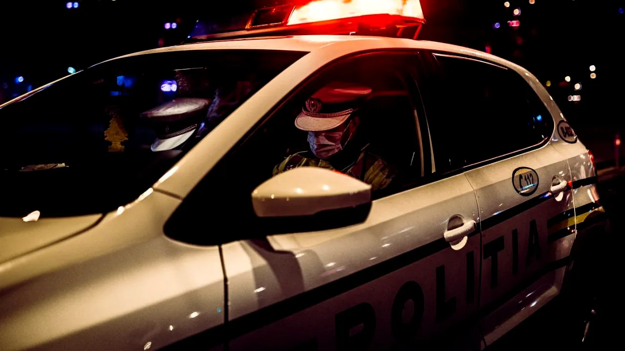 Accident bizar în Neamț. Un șofer oprit pentru o infracțiune în trafic a fost accidentat chiar de mașina poliției