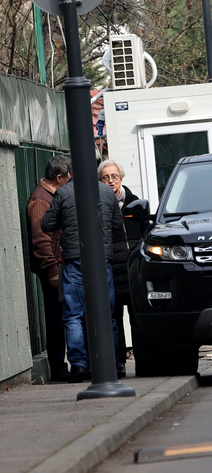 O doamnă i-a adus un cadou lui Ion Iliescu / Sursa foto: GÂNDUL