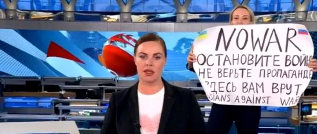 VIDEO | Protest în direct, la un post TV din Rusia. Ce a pățit o angajată, care a afișat mesaje anti-război în timpul unui jurnal de știri