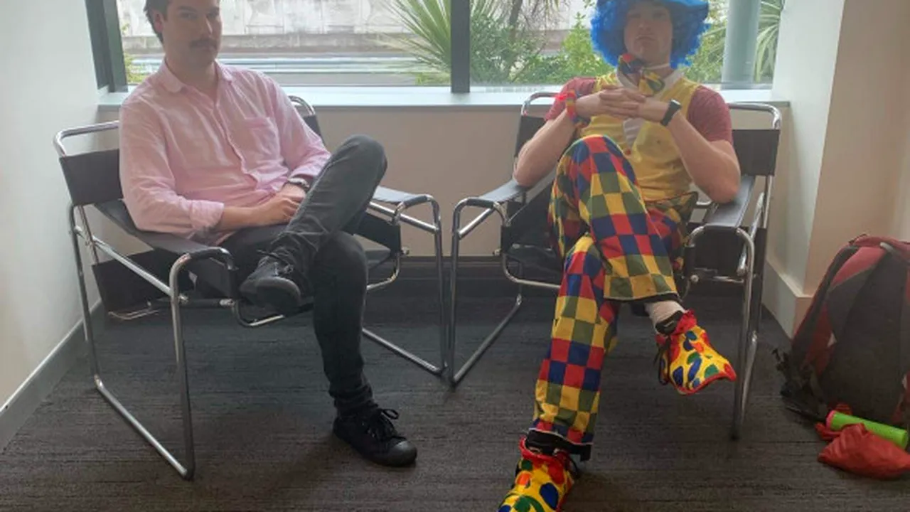 Incident bizar. Un bărbat anunțat că va fi disponibilizat a adus un clovn care să îl susțină emoțional