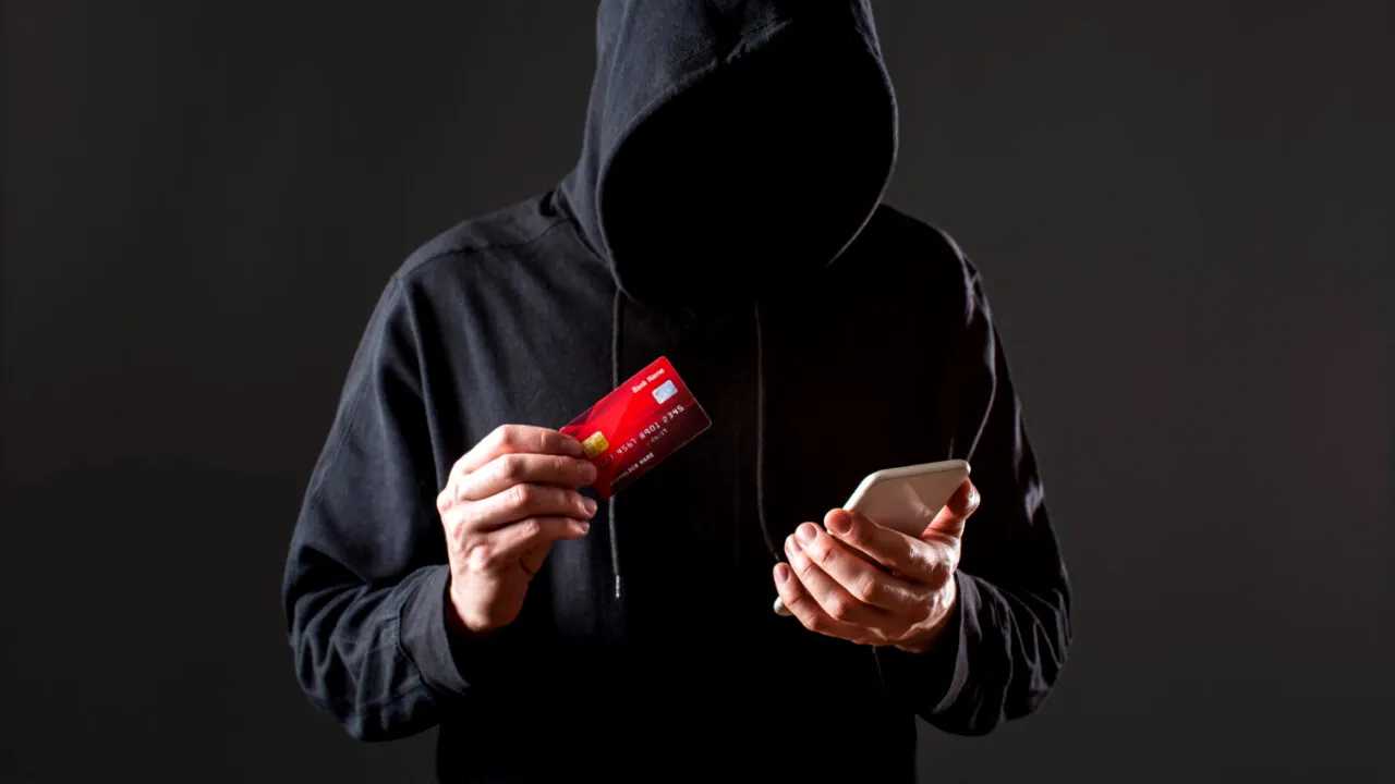 Noua escrocherie online care îi sperie pe români. Metoda „amenda” de 1.250 de lei care îți golește contul bancar