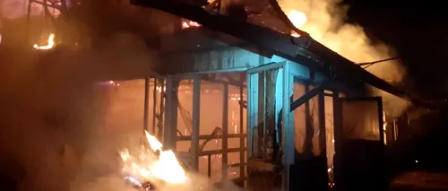 O fermă din Giurgiu a fost cuprinsă de flăcări. Grajdul de animale a ars în totalitate