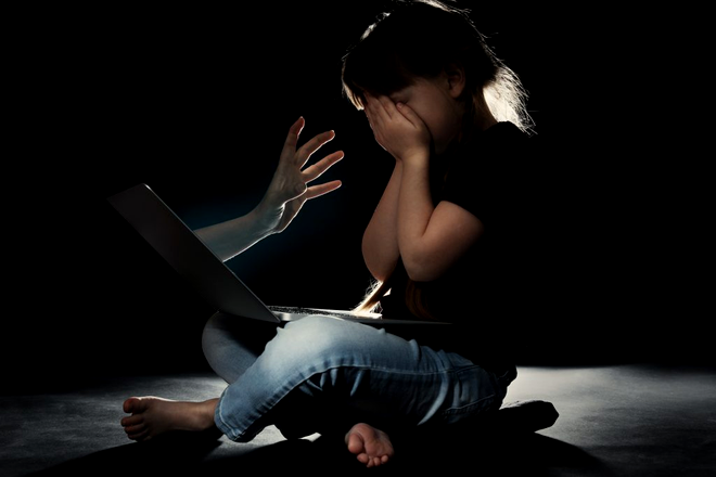 Mediul online, un adevărat pericol! Peste jumătate din tinere au fost abuzate. Un nou studiu prezintă cifre îngrijorătoare
