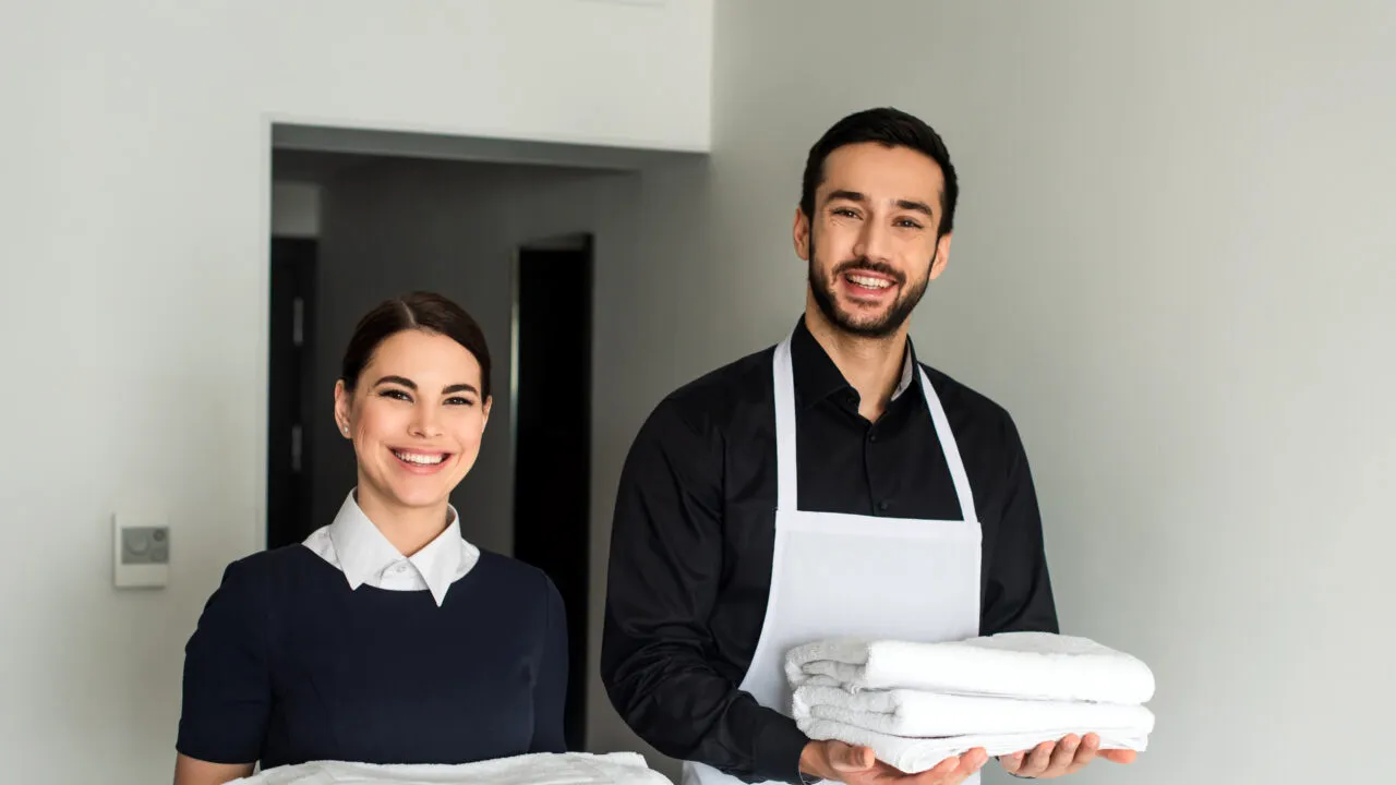 Țara în care angajații din hoteluri și restaurante sunt plătiți cu peste 2.000 de euro, dar angajatorii nu găsesc lucrători: „Candidaturi neserioase”