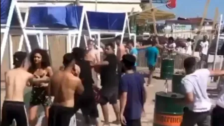 VIDEO. Bătaie generală pe o plajă din Vama Veche după party-urile în lanț de vineri noapte/ Vamaioții au ignorat complet măsurile de protecție/Poliția s-a autosesizat
