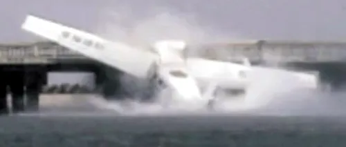 Momentul în care un hidroavion se prăbușește peste un pod din China. 5 persoane au murit