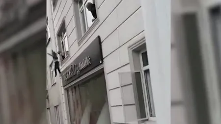 Imagini șocante! Mai mulți copii aruncați de la etaj din cauza unui incendiu - FOTO/VIDEO