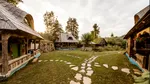 Cât costă „satul” din România format din cinci case, un iaz, saună, jacuzzi, zonă de grătar și tiroliană