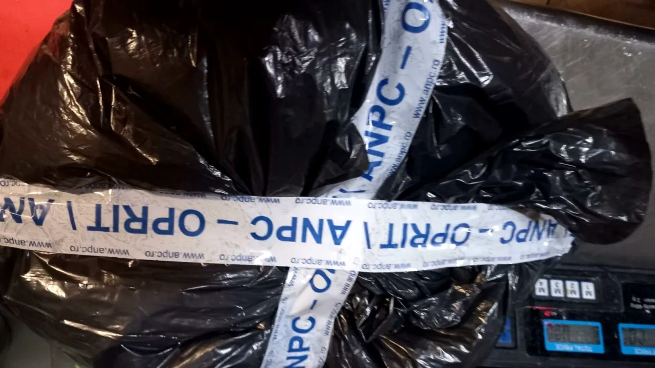 ANPC a închis temporar o firmă de catering din Piatra Neamţ. Întreprinderea e bănuită că ar fi sursa unui focar de toxiinfecţie