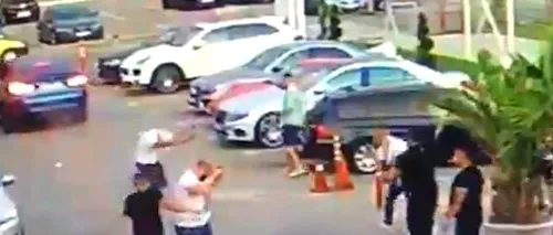 Imagini violente de la scandalul din parcarea unui club din Mamaia / Un bărbat a tras cu pistolul în aer, un altul a fost rănit