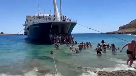 Incident șocant în Creta: Turiști români, printre care și copii, DEBARCAȚI periculos dintr-un feribot