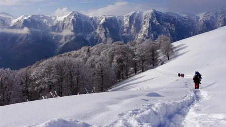 Turiștii blocați din cauza zăpezii. În unele zone din Bucegi stratul de zăpadă atinge aproape 2 metri