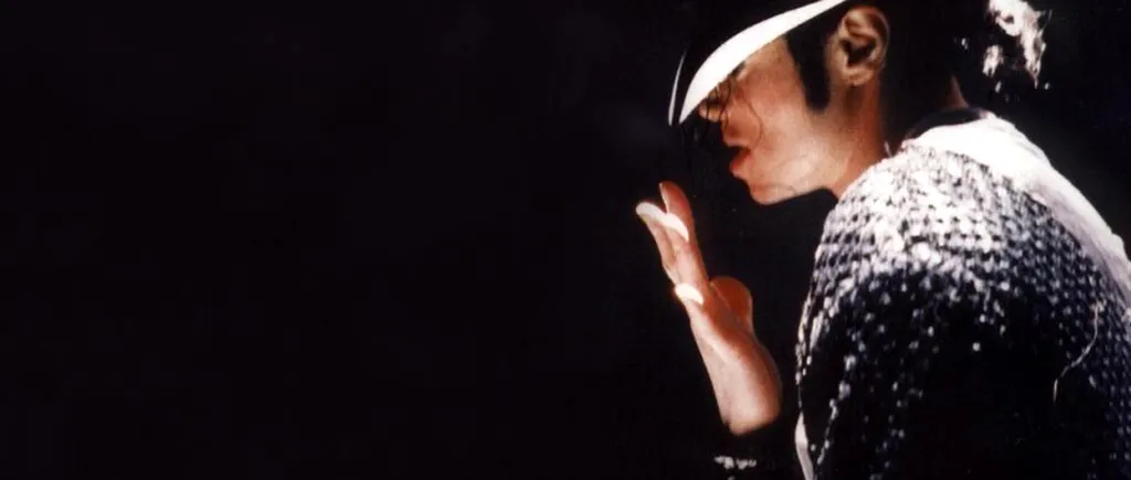 Copiii lui Michael Jackson poartă în coliere cenușa Regelui Pop