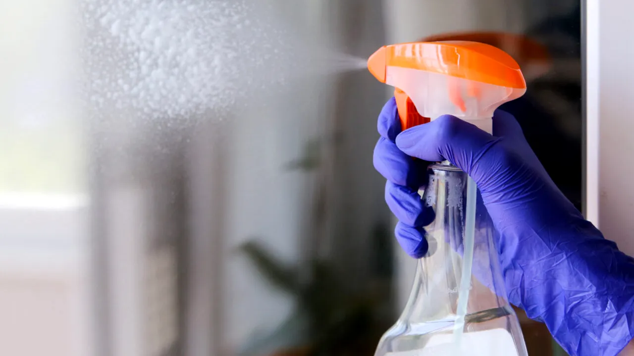 Truc eficient pentru curățarea geamurilor. Ce să folosești pentru a nu rămâne suprafața pătată