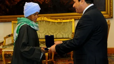 Este femeie, dar timp de 40 de ani a purtat haine de bărbat. Pentru gestul său a primit distincția de 