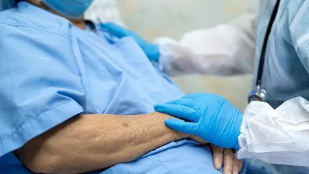 Noul val de coronavirus atacă în special persoanele de peste 70 de ani. Câte dintre ele dezvoltă forme grave ale bolii