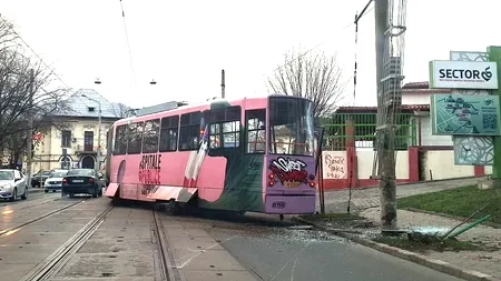 Cazul tramvaiului care a sărit de pe șină pe linia lui 32 și s-a lovit de stâlp. Surse PMB: Asistam la o tragedie dacă deraia într-o luni de dimineață