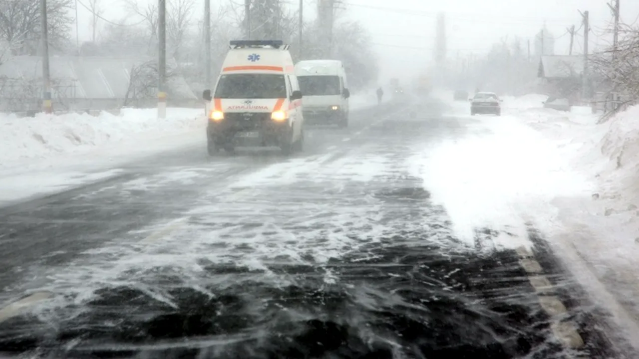 Persoane cu infarct și accident vascular cerebral, transportate din zonele înzăpezite cu elicoptere