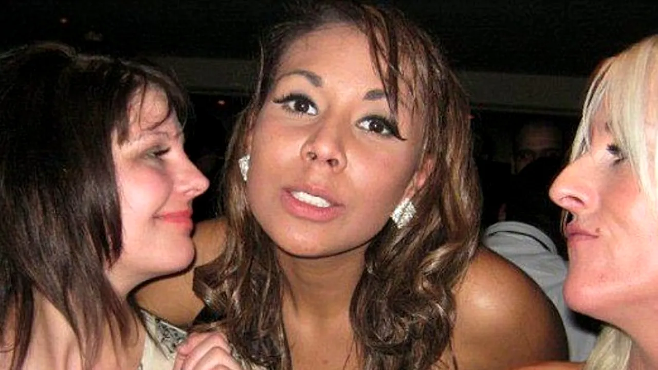 O tânără britanică a ieșit cu un bărbat cunoscut pe internet, dar a murit la scurt timp după întâlnire. 