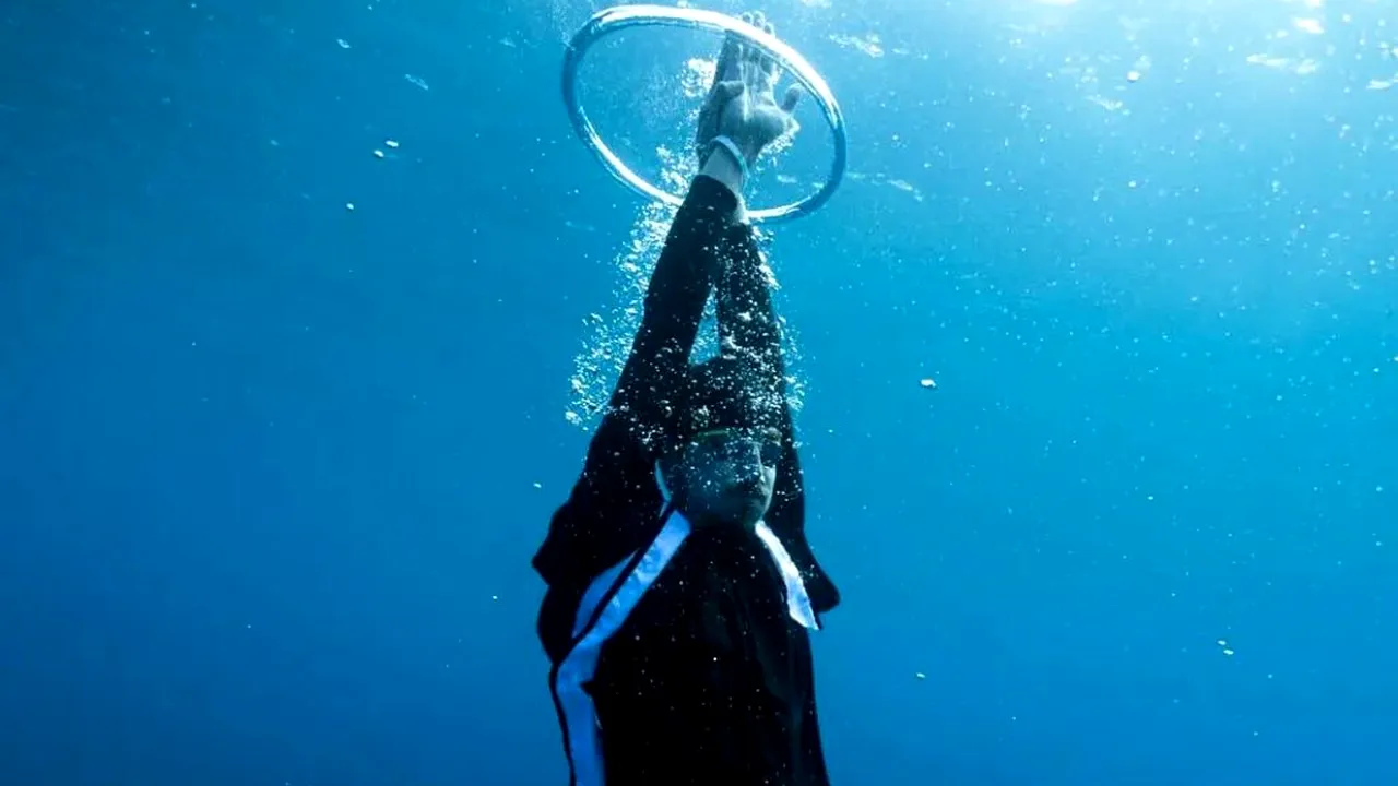 Cine e înotătorul care CONCUREAZĂ pentru România, dar visează să filmeze rechini în Hawaii