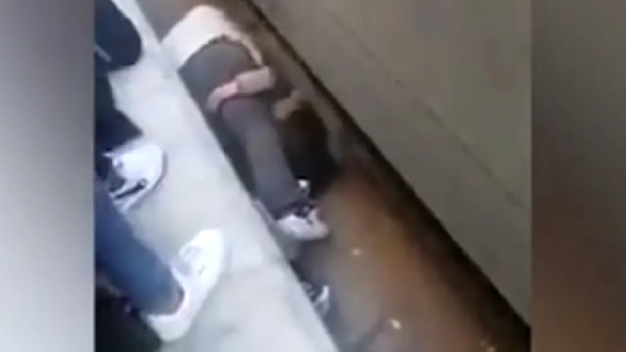 Momentul de infarct în care un tată se aruncă peste fiica lui, căzută pe șinele de cale ferată - VIDEO