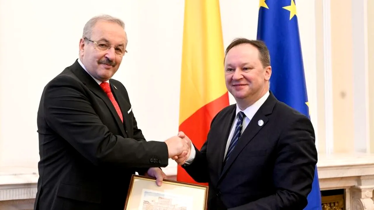 FOTO | Vasile Dîncu a fost decorat de președintele Zelenski: ”Trebuie să construim punți între oameni și între comunități”