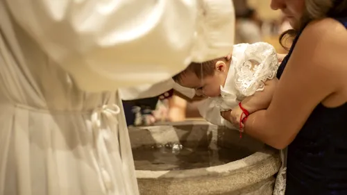 Un bebeluș a fost resuscitat în biserică, după ce a fost scufundat de preot în cristelniţă, în Suceava