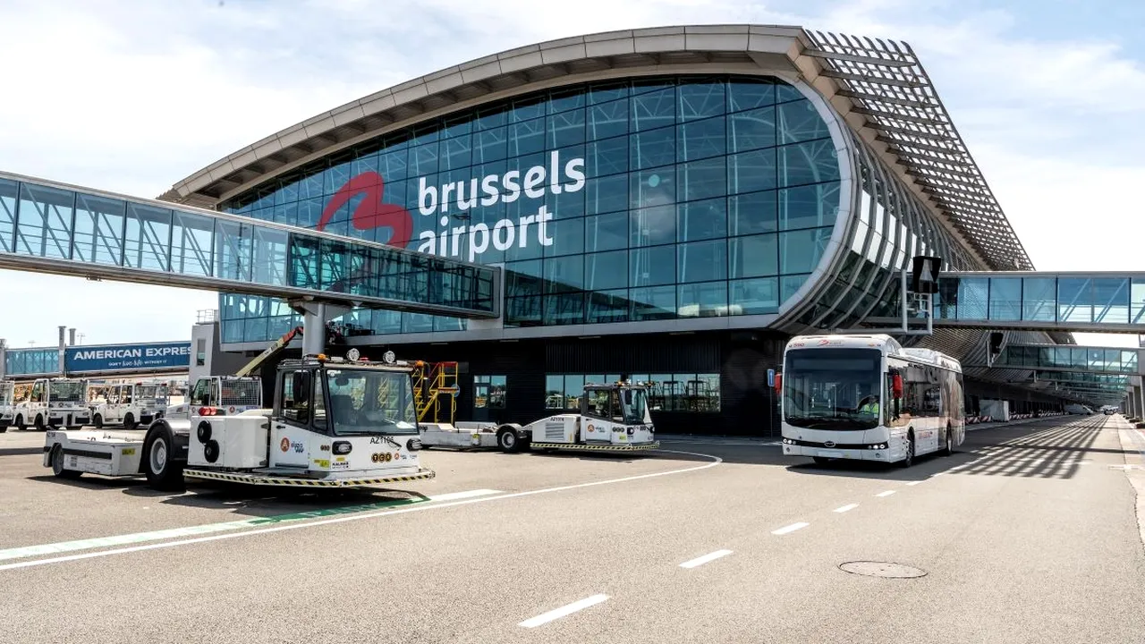 REVOLTĂ pe aeroporul din Bruxelles, după ce zeci de pasageri au rămas blocați. Europarlamentar: 