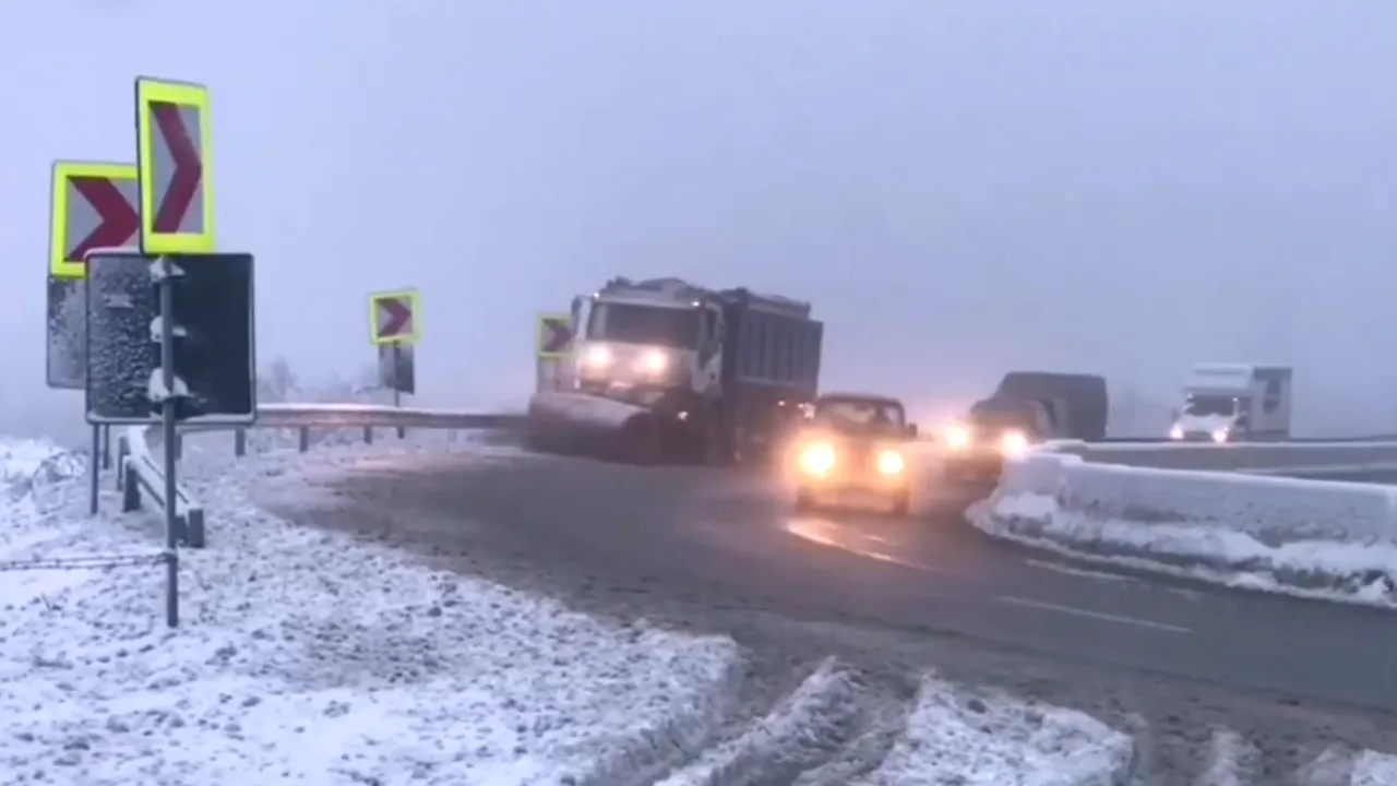 Avertizări ANM: Două coduri galbene de ninsori, vânt și polei în țară și prognoză meteo specială pentru București