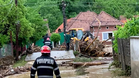 Inundații în Alba: Mai multe persoane, surprinse de viitură. Intervin aproape 100 de pompieri - FOTO / VIDEO 