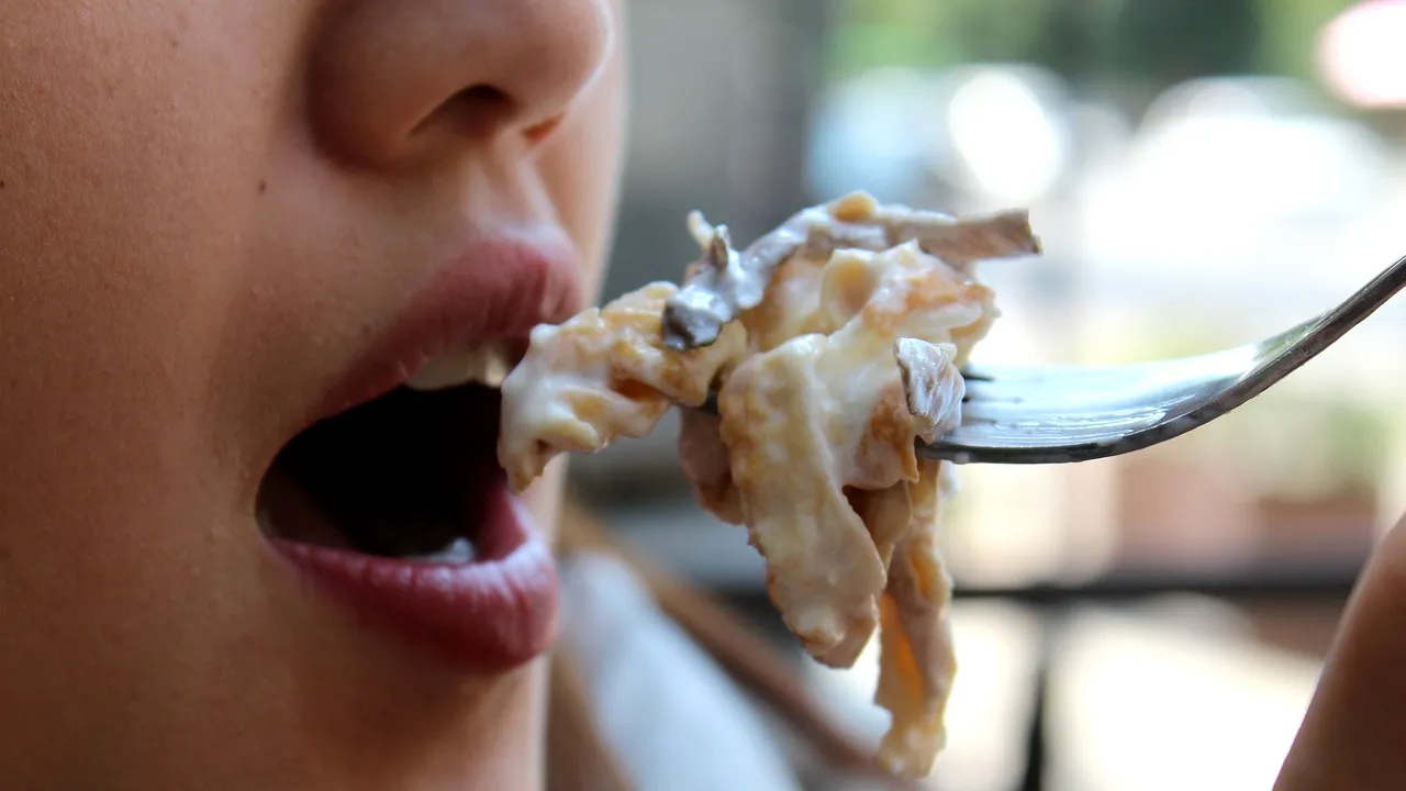 Ce trebuie să faci dacă te ÎNECI cu mâncare. Manevra ce-ți poate salva viața