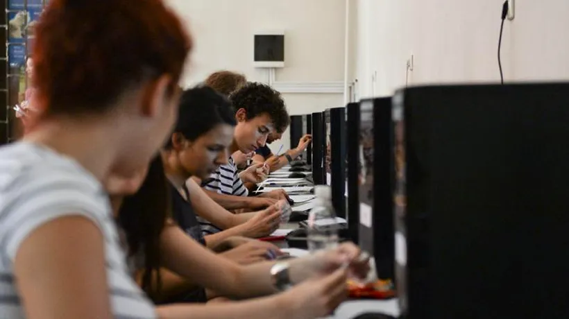 STUDIU. Adolescenții români stau, în medie, șapte ore pe zi la TV sau computer