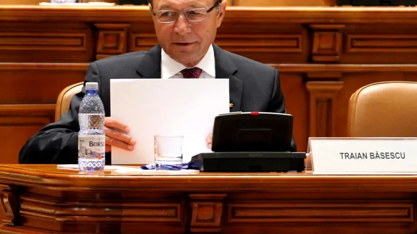 Preocupările parlamentarilor la ședința solemnă pentru 10 ani de NATO. Ca să nu stea lângă Ponta, lui Băsescu i s-a adus un jilț, lângă tribună. FOTO