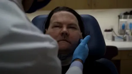 Medicii americani au reușit în premieră un transplant simultan de față și mâini