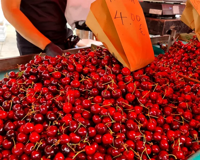Turiștii români au crezut că nu văd bine! Câți lei costă 1 kg de cireșe în Grecia. Sunt mult mai ieftine ca la noi