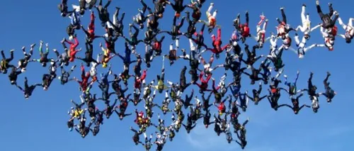 VIDEO. Au doborât recordul mondial: 138 de parașutiști s-au aruncat în același timp dintr-un avion