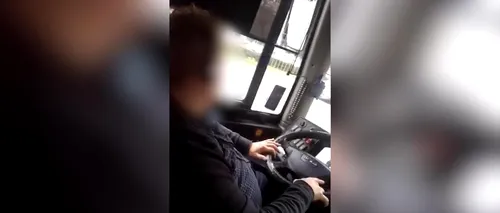 Șoferul unui autobuz, filmat de un pasager dând „swipe după swipe pe TikTok” în timp ce conduce în București