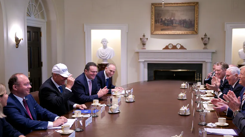 Iohannis a primit o șapcă de la Trump. Ce mesaj este inscripționat pe cadoul făcut de președintele SUA