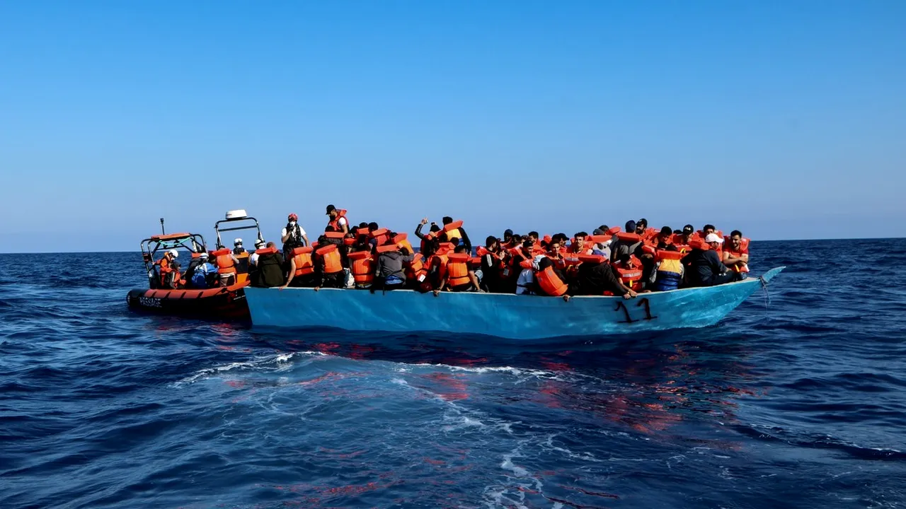 Aproape 600 de migranți au traversat Canalul Mânecii către Marea Britanie într-o singură zi