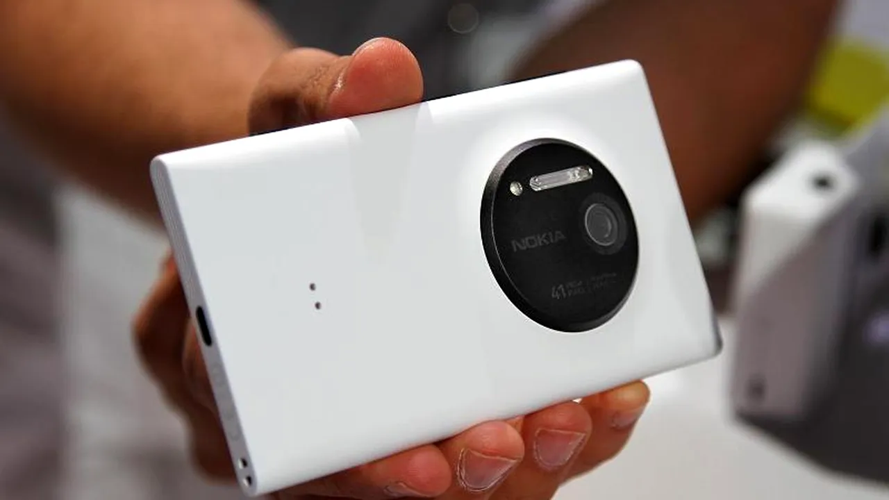 Vânzările de smartphone-uri Nokia au scăzut, după trecerea diviziei la Microsoft