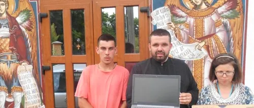 Un preot din România le-a oferit 7 laptopuri noi copiilor silitori din parohie