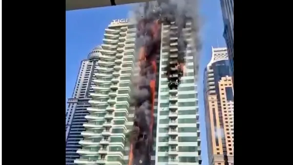 Incendiu uriaș în Dubai, într-un zgârie nori cu 67 de etaje și peste 3.800 de locatari. „Am avut noroc că am ieșit la timp”