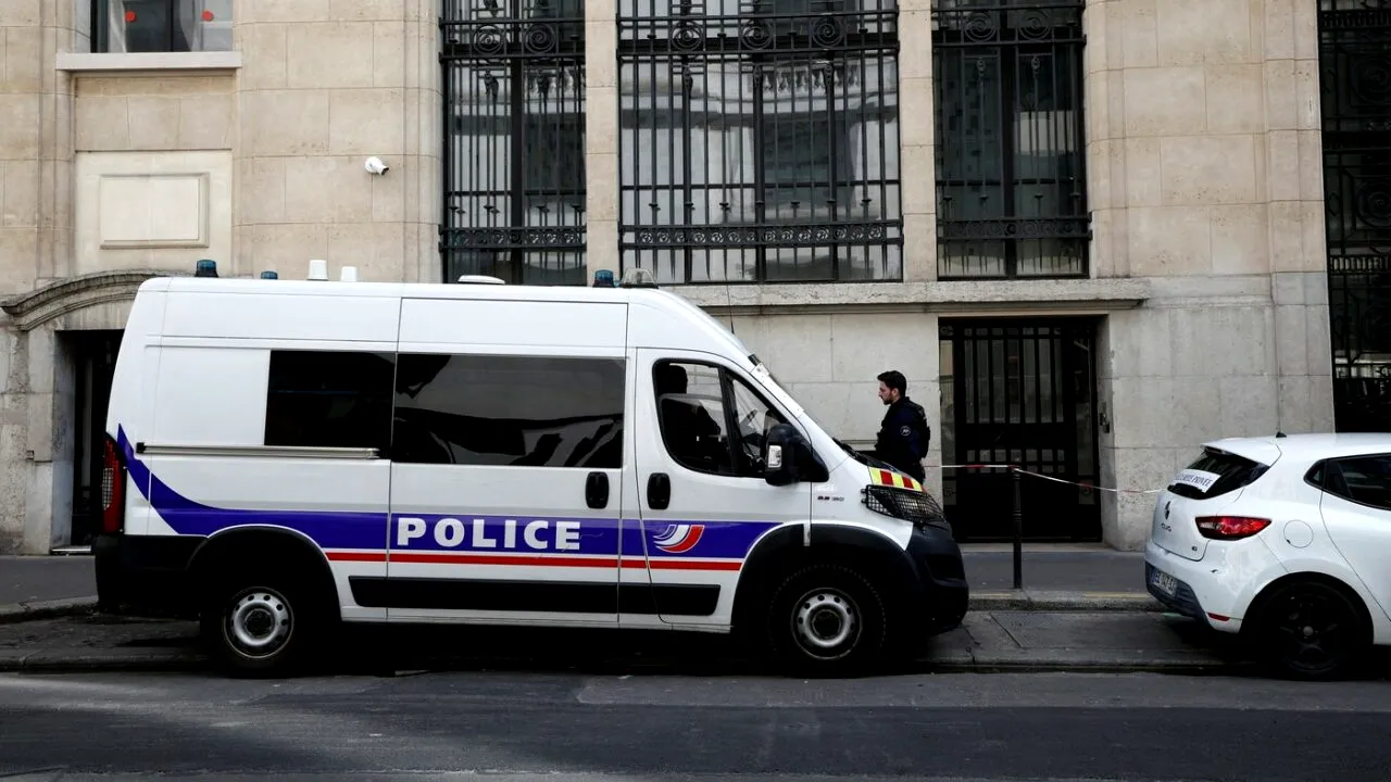 Atentat cu bombă, dejucat la Paris în fața unei bănci americane. Un bărbat a fost arestat. Autoritățile suspectează un act terorist