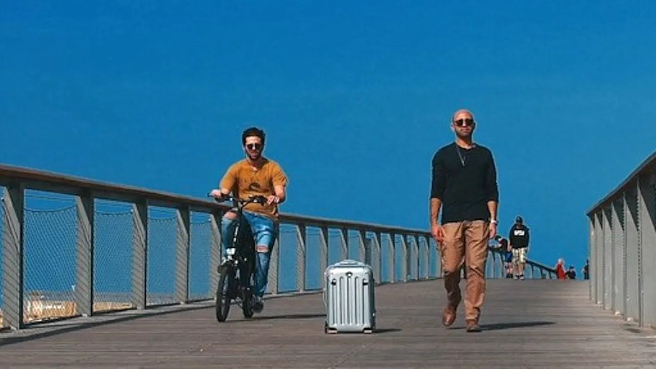 Pare o valiză obișnuită, dar un detaliu o face unică în lume