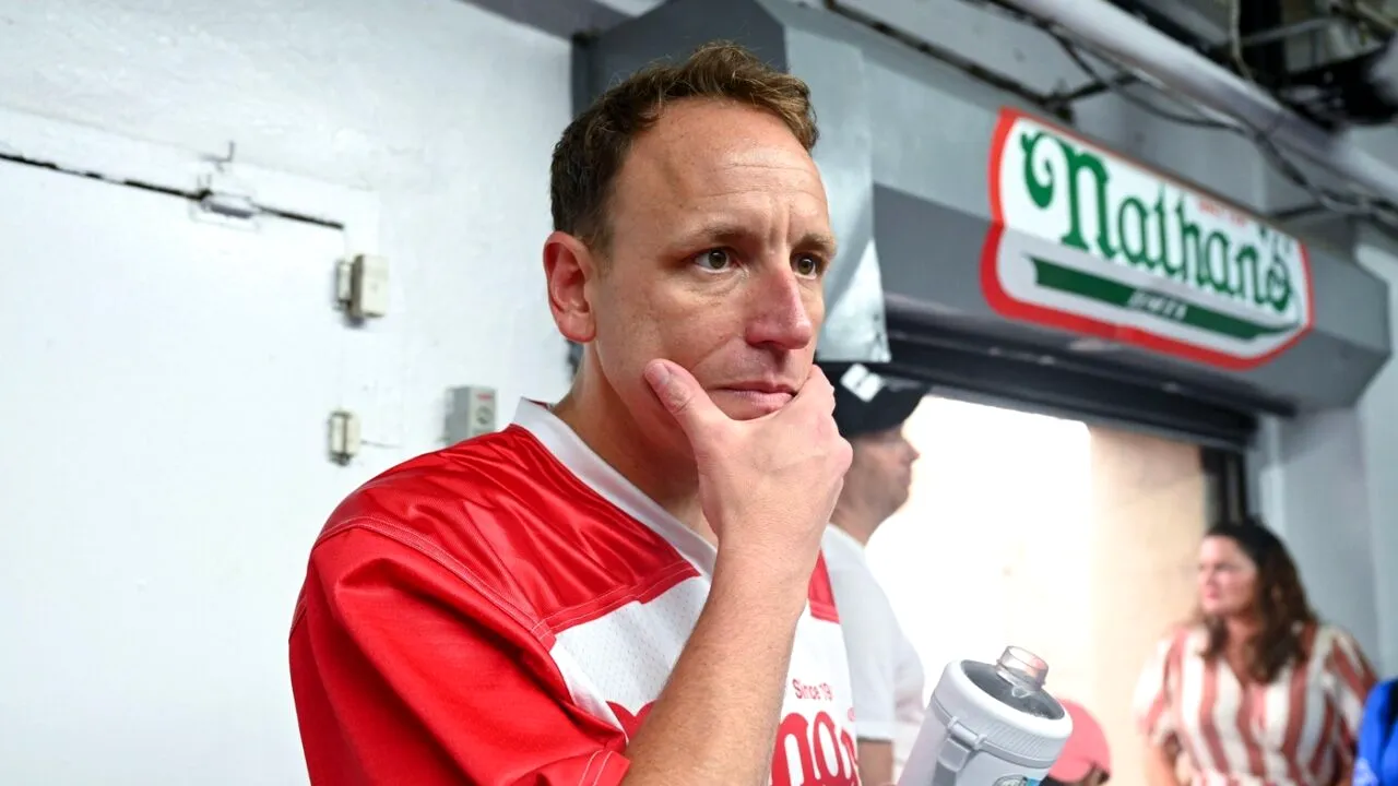 Un american care a câștigat MILIOANE de dolari la concursuri de mâncat cârnați nu mai poate concura. Motivul este unul incredibil