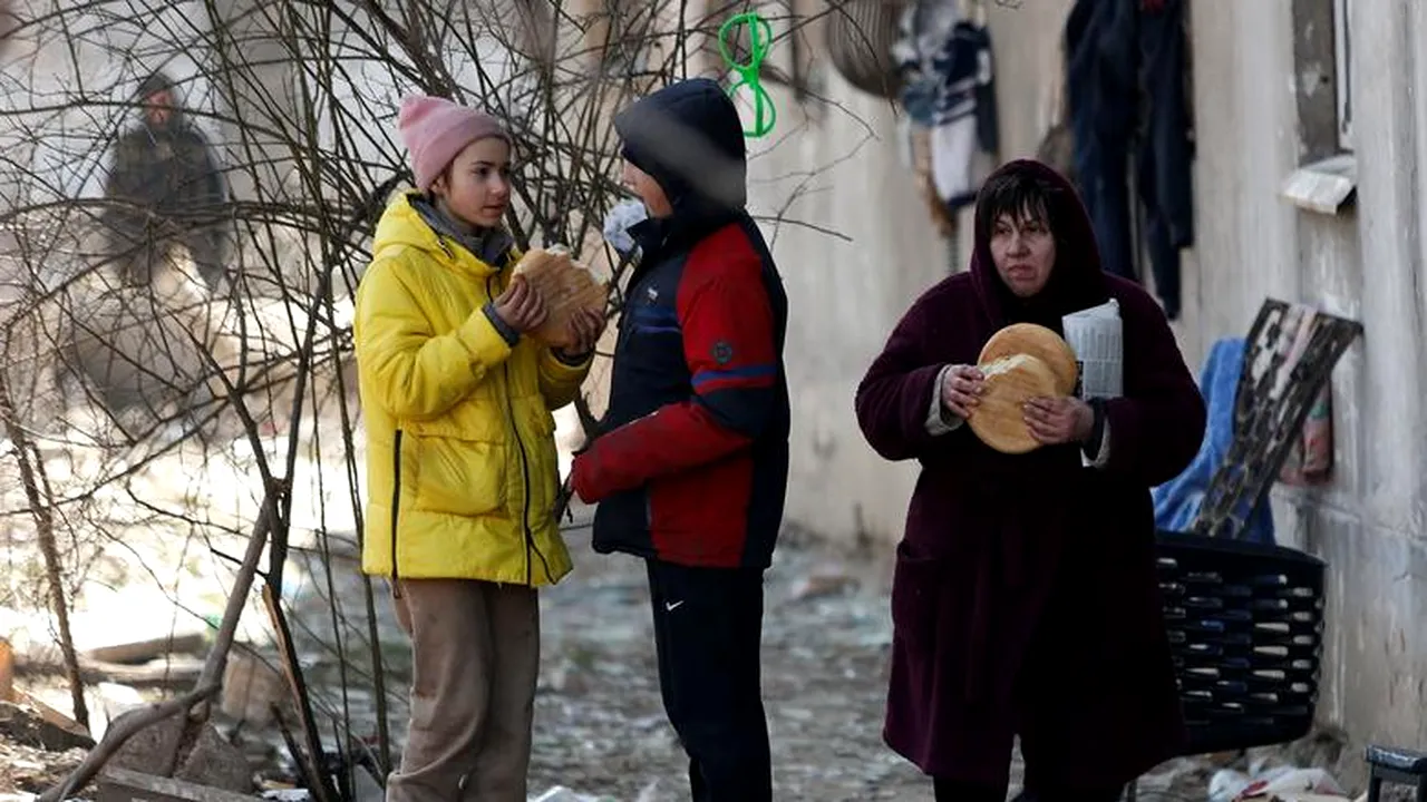 Disperare, lacrimi și moarte la Mariupol. Locuitorii înfometați stau la coadă pentru câteva alimente