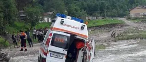 „Nu a știut că drumul este închis. Ambulanță care mergea către o pacientă, blocată în noroi, pe un drum din județul Vrancea - FOTO