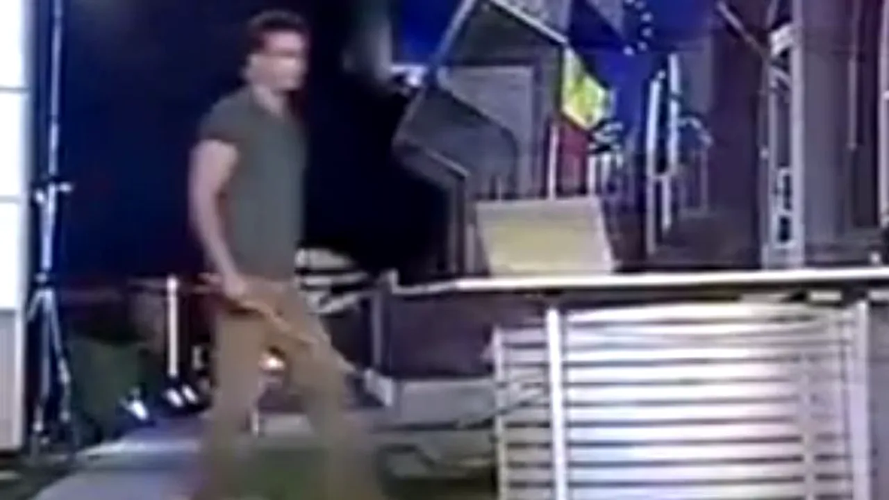 Clipul în care Mircea Badea AMENINȚĂ cu bătaia și cu moartea un motociclist, șters de pe internet de Antena 3. Imaginile au fost recuperate